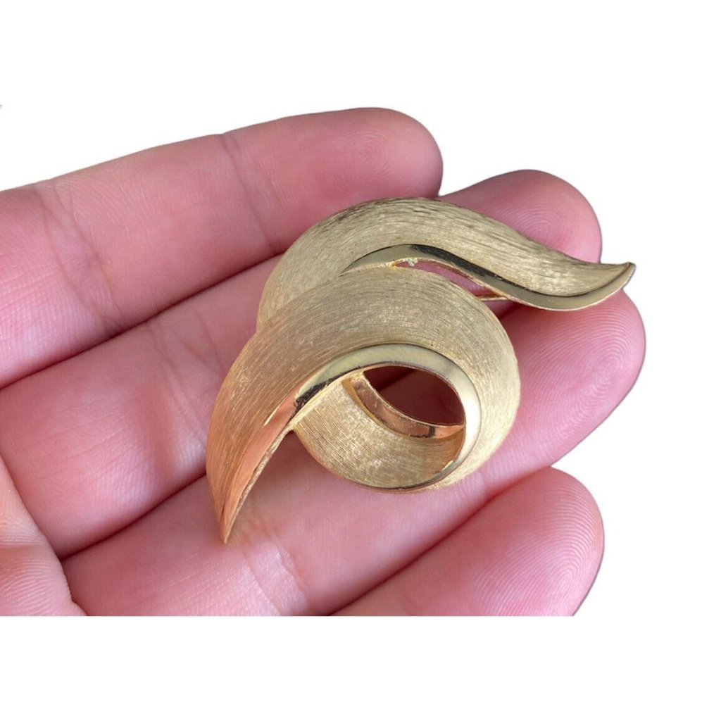 Crown Trifari Designer Modern Swirl Brooch Costume Brushed Gold Tone Pin